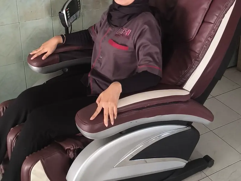 Kursi pijat di ruang tunggu