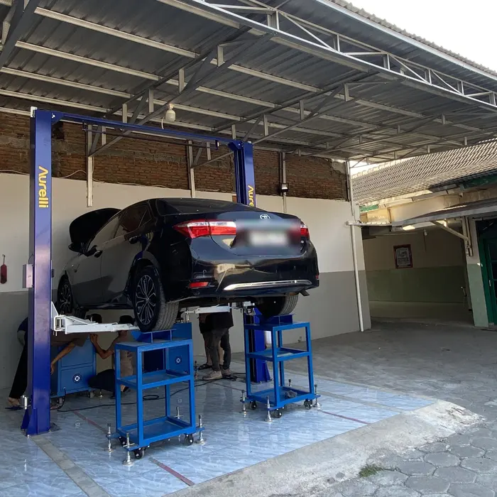 Sedan di atas lift dua tiang