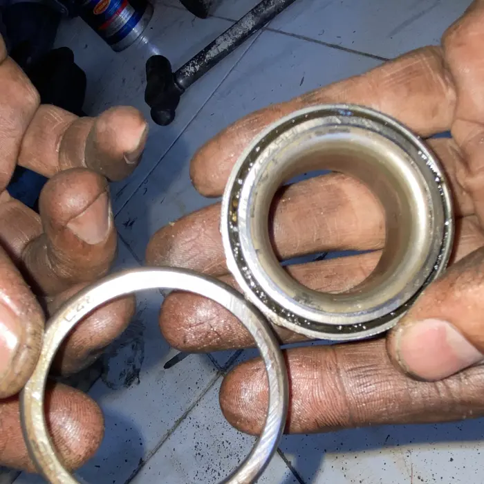 Bearing roda lama yang sudah aus