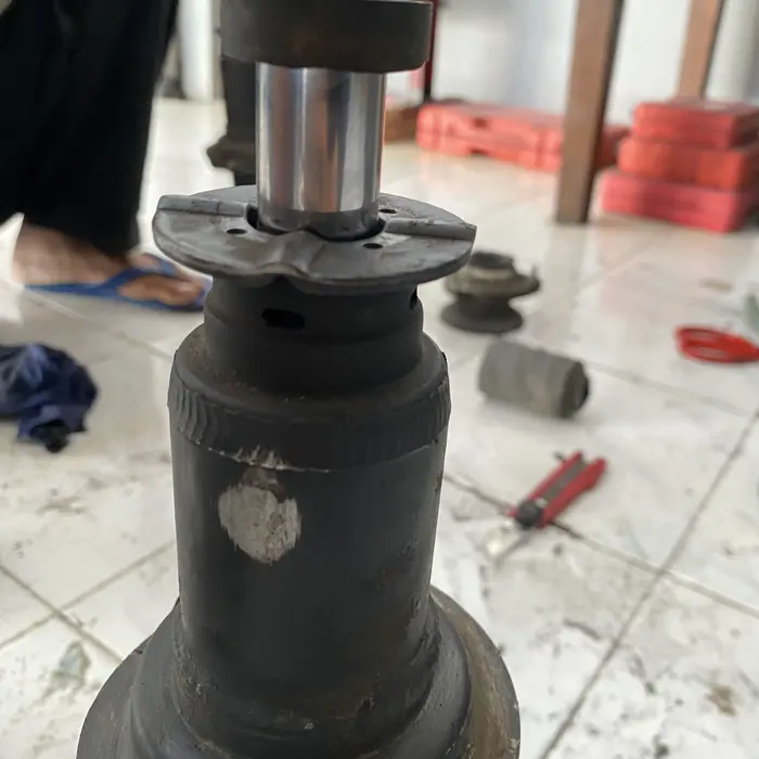 Shock absorber lama yang dilepas untuk diperiksa