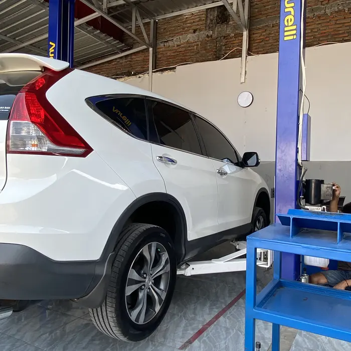 Honda CR-V naik lift untuk service kaki-kaki